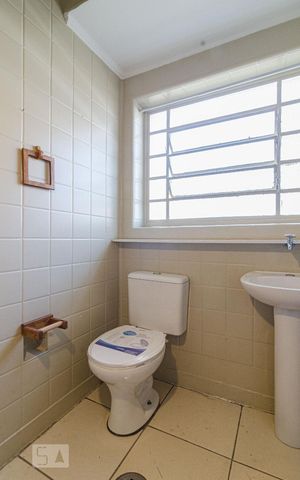 Casa à venda com 625m², 4 quartos e 5 vagas Casa à venda com 625m², 4 quartos e 5 vagasBanheiro da suíte