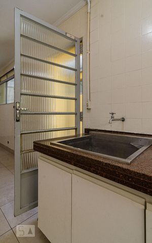 Casa à venda com 625m², 4 quartos e 5 vagas Casa à venda com 625m², 4 quartos e 5 vagasCozinha