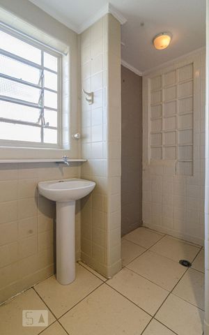 Casa à venda com 625m², 4 quartos e 5 vagas Casa à venda com 625m², 4 quartos e 5 vagasBanheiro da suíte