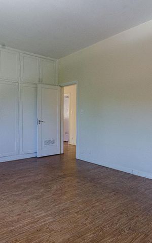 Casa à venda com 625m², 4 quartos e 5 vagas Casa à venda com 625m², 4 quartos e 5 vagasQuarto 4