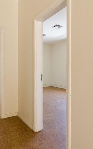 Casa à venda com 625m², 4 quartos e 5 vagas Casa à venda com 625m², 4 quartos e 5 vagasCorredor