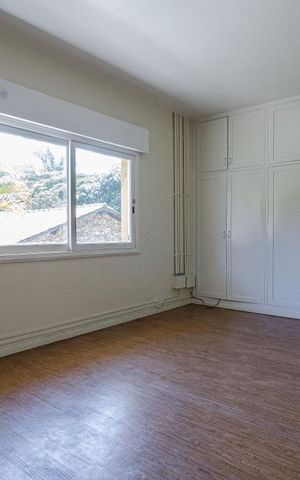 Casa à venda com 625m², 4 quartos e 5 vagas Casa à venda com 625m², 4 quartos e 5 vagasQuarto 4