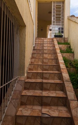 Casa para alugar com 170m², 3 quartos e 1 vagaEscada de entrada
