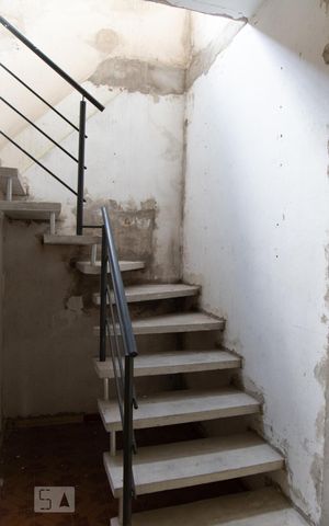 Casa à venda com 270m², 4 quartos e 5 vagas Casa à venda com 270m², 4 quartos e 5 vagasEscada