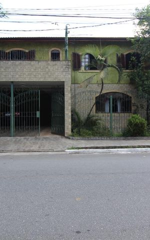 Casa à venda com 352m², 4 quartos e 5 vagasFachada