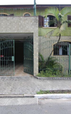 Casa à venda com 352m², 4 quartos e 5 vagasFachada
