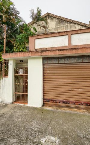 Casa à venda com 170m², 3 quartos e 2 vagas Casa à venda com 170m², 3 quartos e 2 vagasFachada
