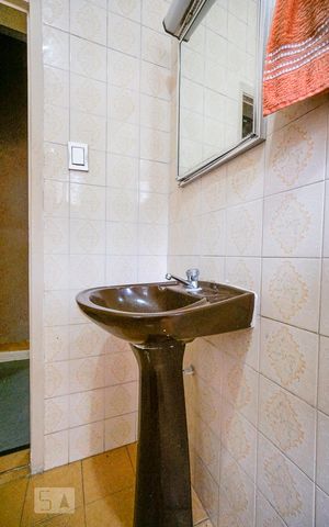 Casa à venda com 170m², 3 quartos e 2 vagas Casa à venda com 170m², 3 quartos e 2 vagasBanheiro social 01