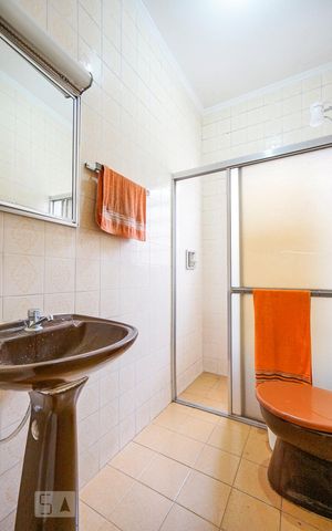 Casa à venda com 170m², 3 quartos e 2 vagas Casa à venda com 170m², 3 quartos e 2 vagasBanheiro social 01