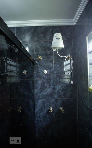 Casa à venda com 202m², 3 quartos e 2 vagas Casa à venda com 202m², 3 quartos e 2 vagasChuveiro