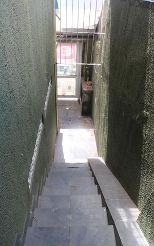 Casa à venda com 60m², 2 quartos e 2 vagasEscadas