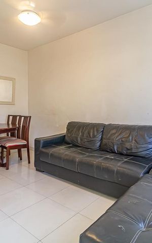 Casa à venda com 90m², 2 quartos e 5 vagas Casa à venda com 90m², 2 quartos e 5 vagasSala