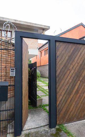 Casa à venda com 561m², 5 quartos e 5 vagas Casa à venda com 561m², 5 quartos e 5 vagasFachada