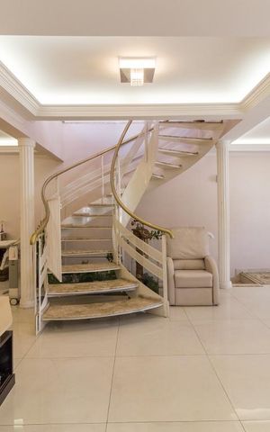 Casa à venda com 700m², 6 quartos e 8 vagas Casa à venda com 700m², 6 quartos e 8 vagasSala de TV
