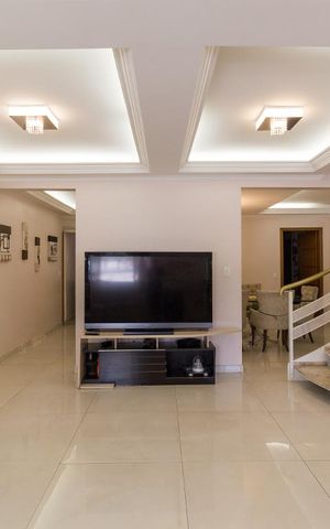 Casa à venda com 700m², 6 quartos e 8 vagas Casa à venda com 700m², 6 quartos e 8 vagasSala de TV