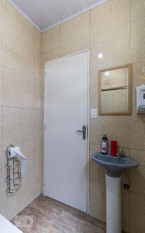 Casa à venda com 700m², 6 quartos e 8 vagas Casa à venda com 700m², 6 quartos e 8 vagasBanheiro 2