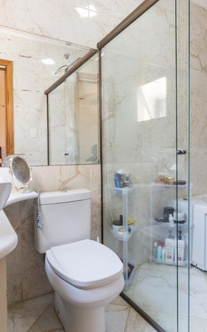 Casa à venda com 700m², 6 quartos e 8 vagas Casa à venda com 700m², 6 quartos e 8 vagasBanheiro da Suíte 2
