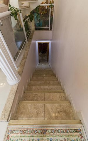 Casa à venda com 700m², 6 quartos e 8 vagas Casa à venda com 700m², 6 quartos e 8 vagasEntrada