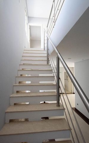Casa à venda com 800m², 4 quartos e 6 vagas Casa à venda com 800m², 4 quartos e 6 vagasEscada