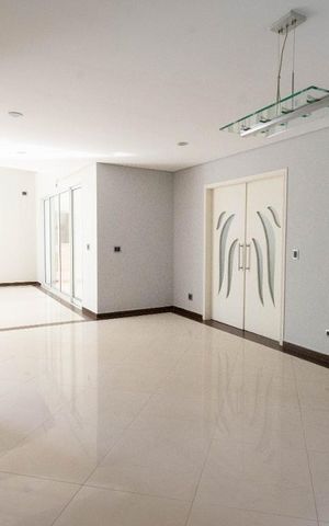 Casa à venda com 800m², 4 quartos e 6 vagas Casa à venda com 800m², 4 quartos e 6 vagasSala de Jantar