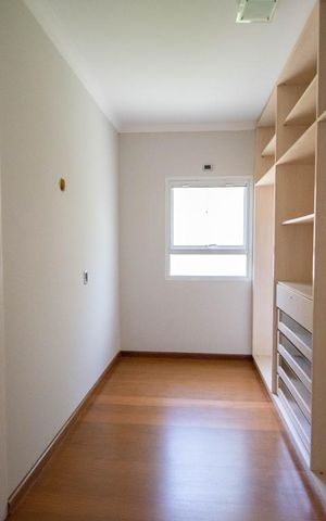 Casa à venda com 800m², 4 quartos e 6 vagas Casa à venda com 800m², 4 quartos e 6 vagasCloset da suíte 3