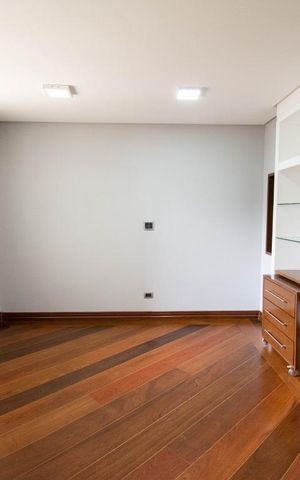 Casa à venda com 800m², 4 quartos e 6 vagas Casa à venda com 800m², 4 quartos e 6 vagasSala de TV