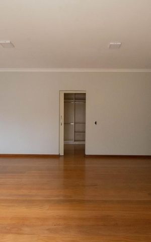 Casa à venda com 800m², 4 quartos e 6 vagas Casa à venda com 800m², 4 quartos e 6 vagasSuíte 1