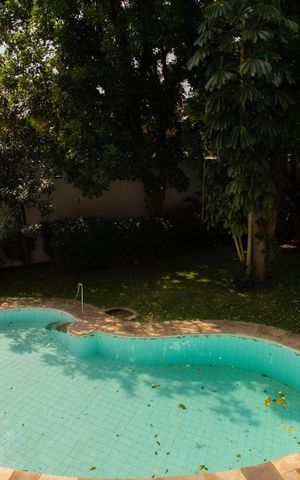 Casa à venda com 800m², 4 quartos e 6 vagas Casa à venda com 800m², 4 quartos e 6 vagasPiscina