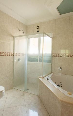 Casa à venda com 800m², 4 quartos e 6 vagas Casa à venda com 800m², 4 quartos e 6 vagasBanheiro da Suíte 1