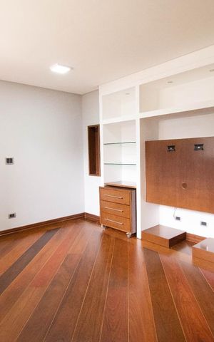 Casa à venda com 800m², 4 quartos e 6 vagas Casa à venda com 800m², 4 quartos e 6 vagasSala de TV