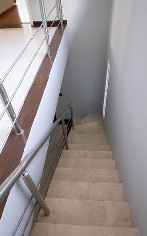 Casa à venda com 800m², 4 quartos e 6 vagas Casa à venda com 800m², 4 quartos e 6 vagasEscada