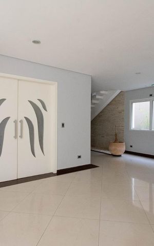 Casa à venda com 800m², 4 quartos e 6 vagas Casa à venda com 800m², 4 quartos e 6 vagasSala de Jantar