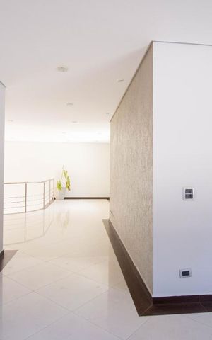 Casa à venda com 800m², 4 quartos e 6 vagas Casa à venda com 800m², 4 quartos e 6 vagasCorredor