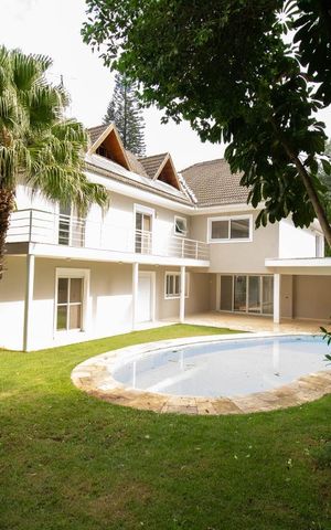Casa à venda com 800m², 4 quartos e 6 vagas Casa à venda com 800m², 4 quartos e 6 vagasPiscina
