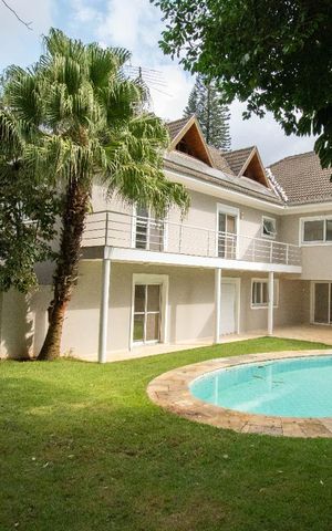 Casa à venda com 800m², 4 quartos e 6 vagas Casa à venda com 800m², 4 quartos e 6 vagasPiscina