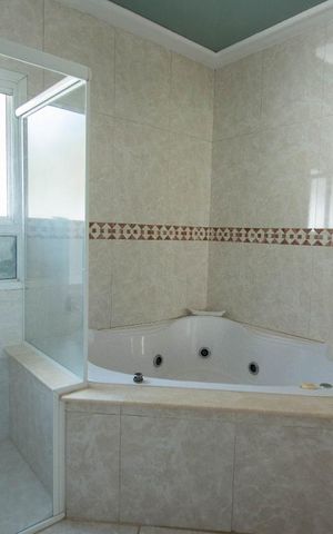 Casa à venda com 800m², 4 quartos e 6 vagas Casa à venda com 800m², 4 quartos e 6 vagasBanheiro da Suíte 1