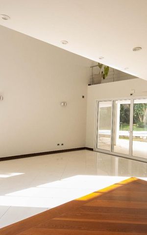 Casa à venda com 800m², 4 quartos e 6 vagas Casa à venda com 800m², 4 quartos e 6 vagasSala de Estar
