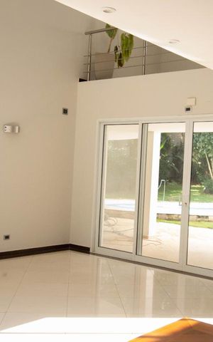Casa à venda com 800m², 4 quartos e 6 vagas Casa à venda com 800m², 4 quartos e 6 vagasSala de Estar