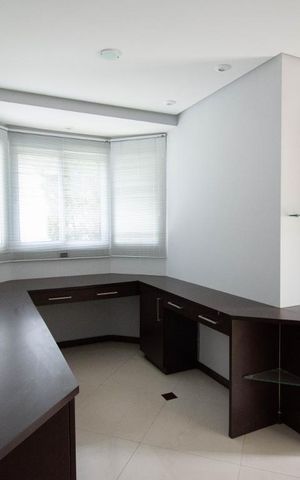 Casa à venda com 800m², 4 quartos e 6 vagas Casa à venda com 800m², 4 quartos e 6 vagasEscritório