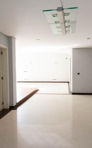 Casa à venda com 800m², 4 quartos e 6 vagas Casa à venda com 800m², 4 quartos e 6 vagasSala de Jantar