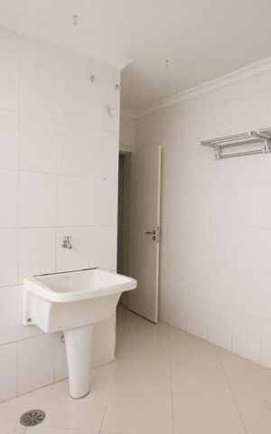 Casa à venda com 800m², 4 quartos e 6 vagas Casa à venda com 800m², 4 quartos e 6 vagasÁrea de Serviço
