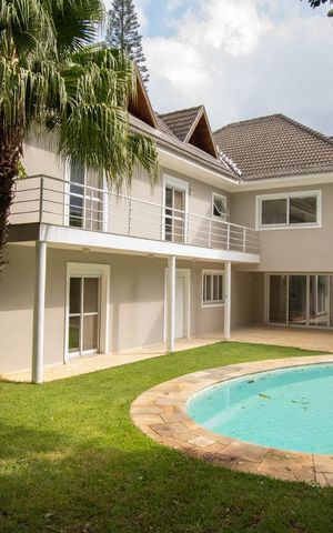 Casa à venda com 800m², 4 quartos e 6 vagas Casa à venda com 800m², 4 quartos e 6 vagasPiscina