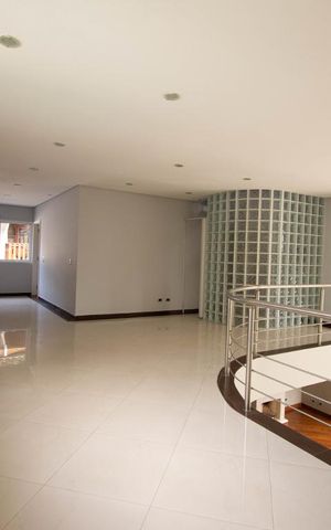 Casa à venda com 800m², 4 quartos e 6 vagas Casa à venda com 800m², 4 quartos e 6 vagasSala de Estar