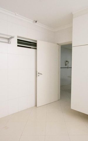 Casa à venda com 800m², 4 quartos e 6 vagas Casa à venda com 800m², 4 quartos e 6 vagasÁrea de Serviço