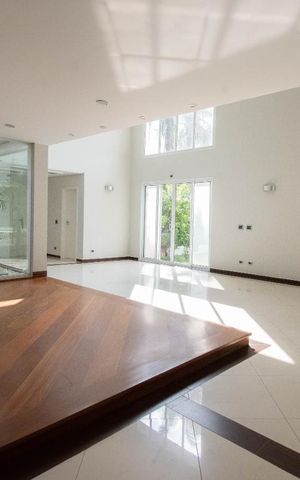 Casa à venda com 800m², 4 quartos e 6 vagas Casa à venda com 800m², 4 quartos e 6 vagasSala de Estar