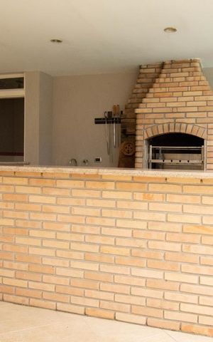 Casa à venda com 800m², 4 quartos e 6 vagas Casa à venda com 800m², 4 quartos e 6 vagasChurrasqueira