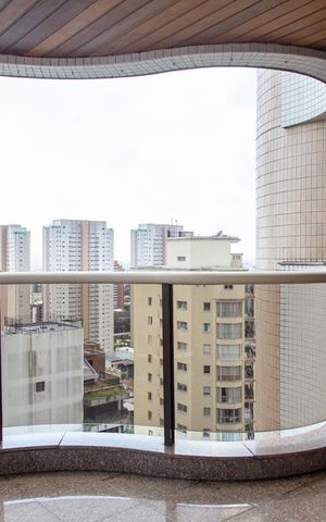 Apartamento à venda com 246m², 4 quartos e 6 vagas Apartamento à venda com 246m², 4 quartos e 6 vagasVaranda
