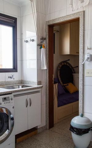 Apartamento à venda com 246m², 4 quartos e 6 vagas Apartamento à venda com 246m², 4 quartos e 6 vagasÁrea de Serviço