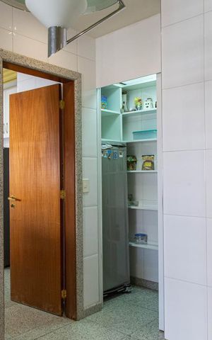 Apartamento à venda com 246m², 4 quartos e 6 vagas Apartamento à venda com 246m², 4 quartos e 6 vagasCozinha