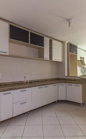 Casa à venda com 200m², 3 quartos e 3 vagas Casa à venda com 200m², 3 quartos e 3 vagasCozinha